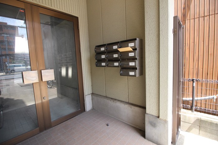 物件外観写真4　(エントランス部分)