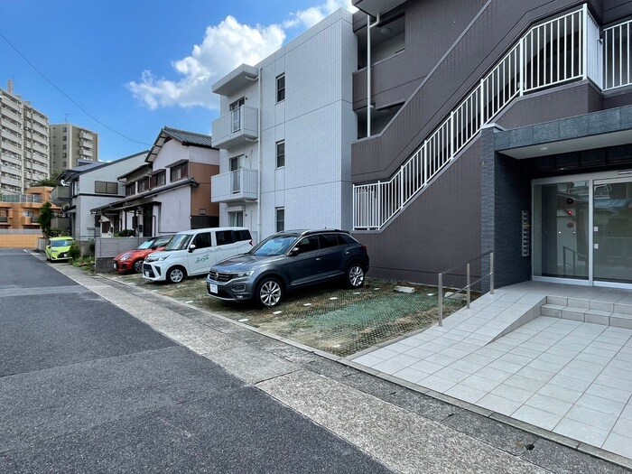 物件外観写真3　(駐車場)