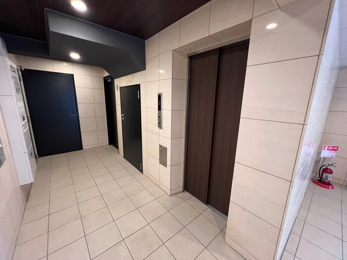 物件外観写真5　(エントランス部分)