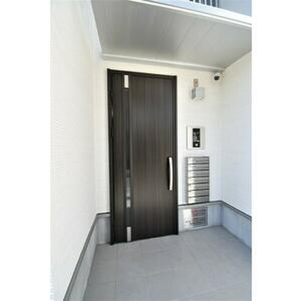 物件外観写真2　(エントランス部分)