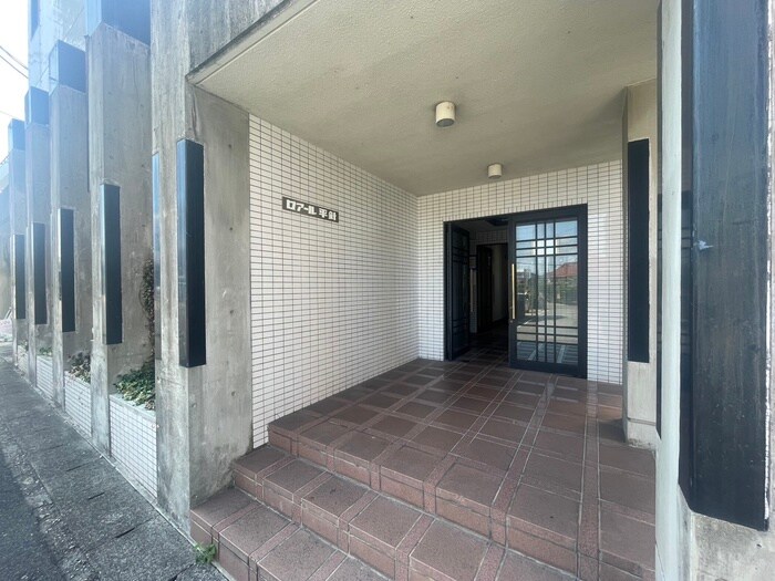物件外観写真2　(エントランス部分)