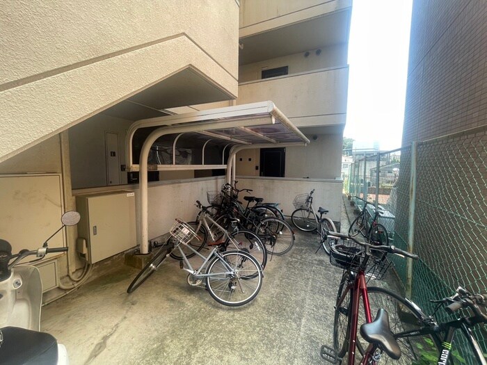 物件外観写真4　(駐輪場)