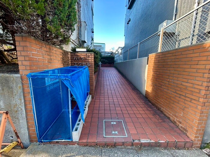 物件外観写真4　(エントランス部分)