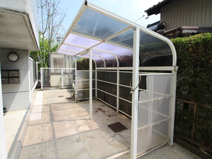 物件外観写真4　(駐輪場)