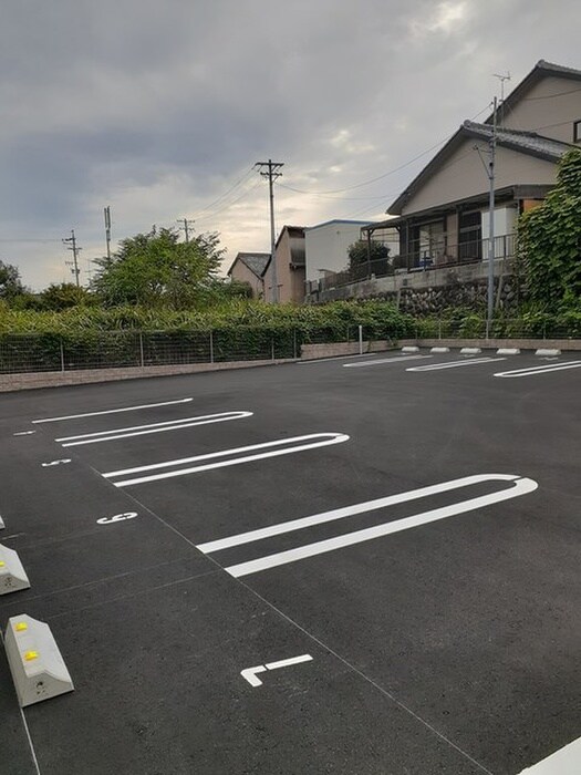 物件外観写真2　(駐車場)