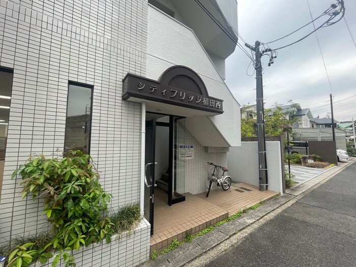 物件外観写真2　(エントランス部分)