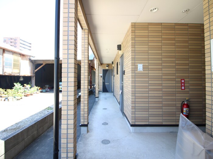 物件外観写真2　(エントランス部分)