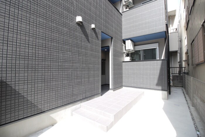 物件外観写真3　(エントランス部分)