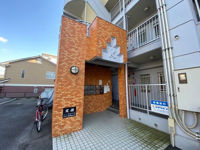 物件外観写真2　(エントランス部分)