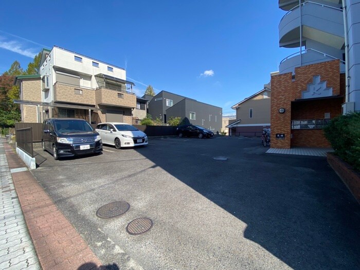物件外観写真3　(駐車場)