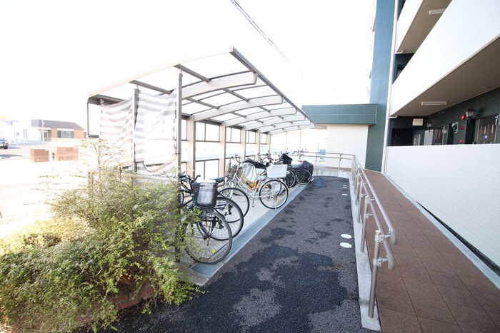 物件外観写真2　(駐輪場)