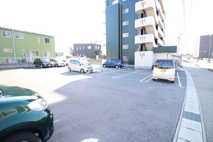 物件外観写真4　(駐車場)
