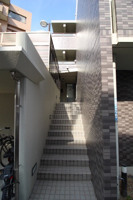 物件外観写真2　(エントランス部分)