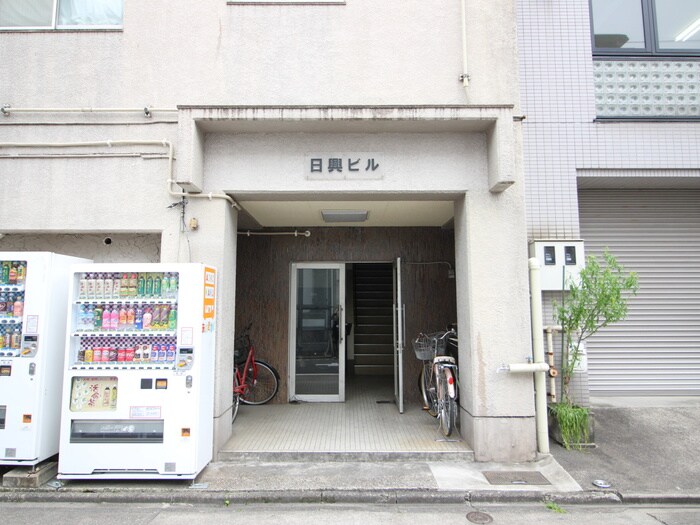 物件外観写真3　(エントランス部分)