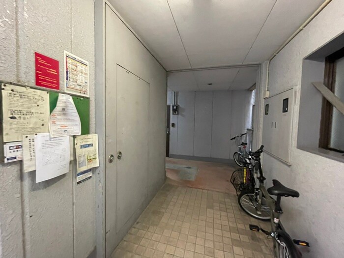 物件外観写真5　(エントランス部分)