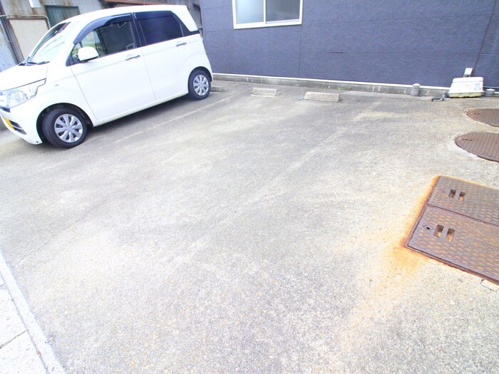 物件外観写真3　(駐車場)