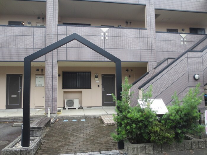 物件外観写真3　(エントランス部分)