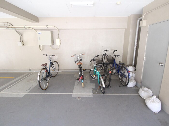 物件外観写真4　(駐輪場)