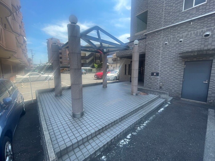 物件外観写真4　(エントランス部分)