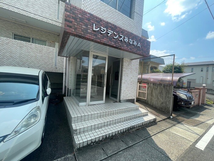 物件外観写真2　(エントランス部分)