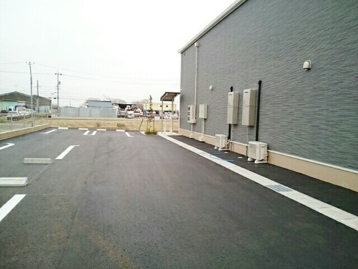物件外観写真3　(駐車場)