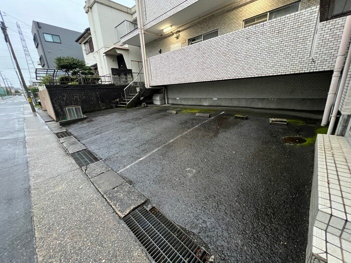 物件外観写真3　(駐車場)