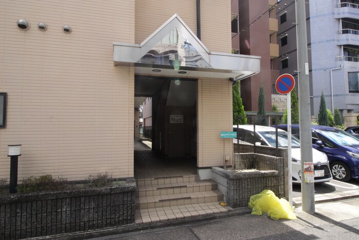 物件外観写真2　(エントランス部分)
