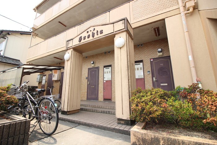 物件外観写真2　(エントランス部分)