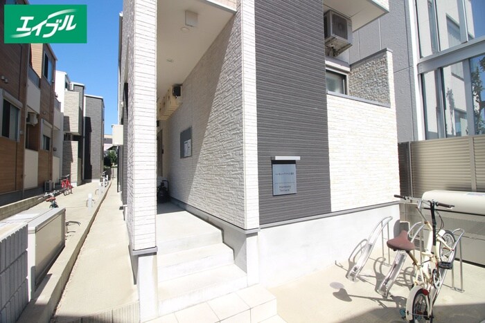 物件外観写真3　(エントランス部分)