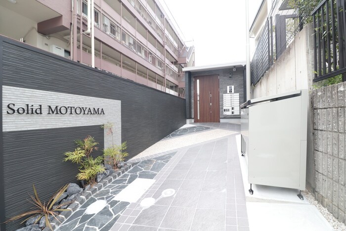 物件外観写真4　(エントランス部分)