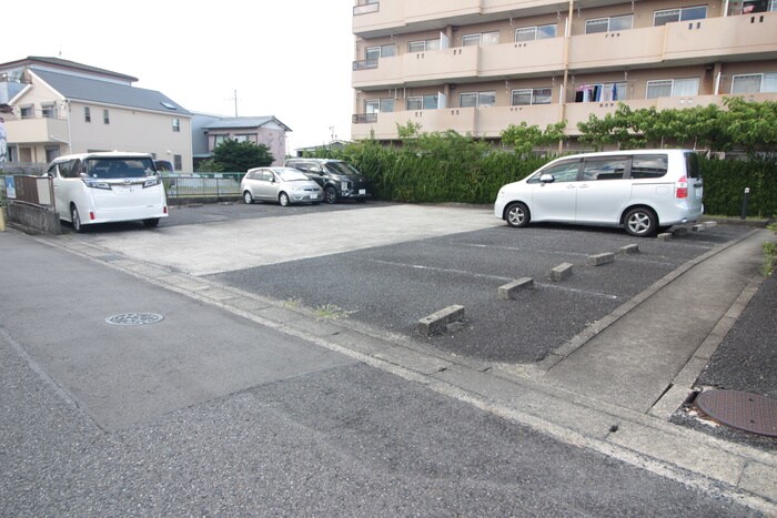 物件外観写真5　(駐車場)