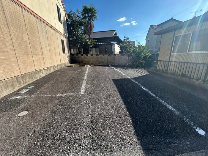 物件外観写真4　(駐車場)