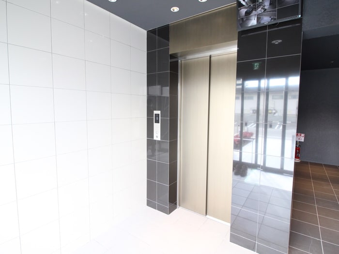 物件外観写真4　(エントランス部分)