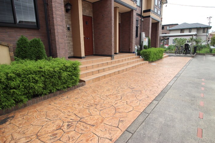 物件外観写真4　(エントランス部分)