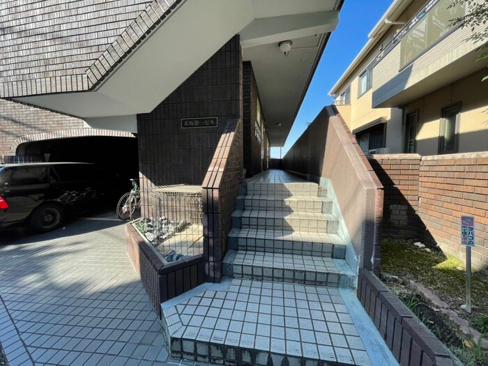 物件外観写真3　(エントランス部分)