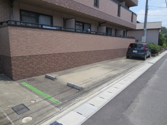 物件外観写真5　(駐車場)