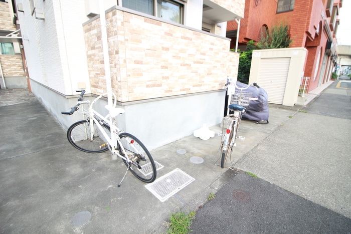 物件外観写真4　(駐輪場)