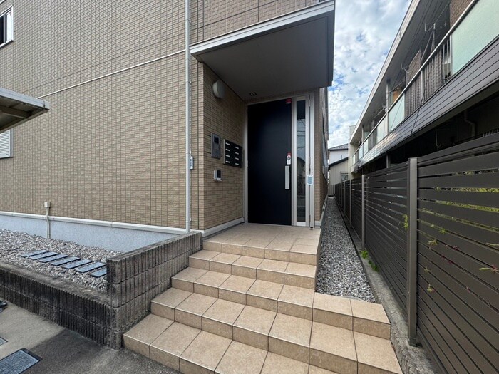 物件外観写真6　(エントランス部分)