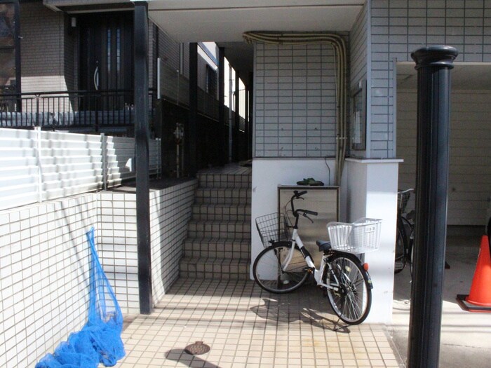 物件外観写真3　(エントランス部分)