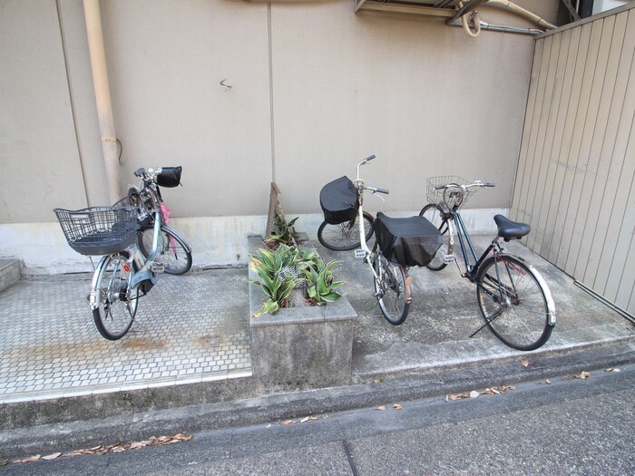 物件外観写真2　(駐輪場)