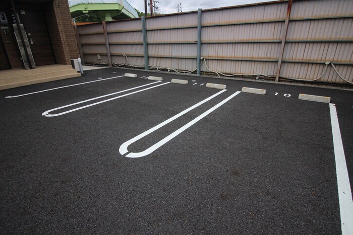 物件外観写真3　(駐車場)