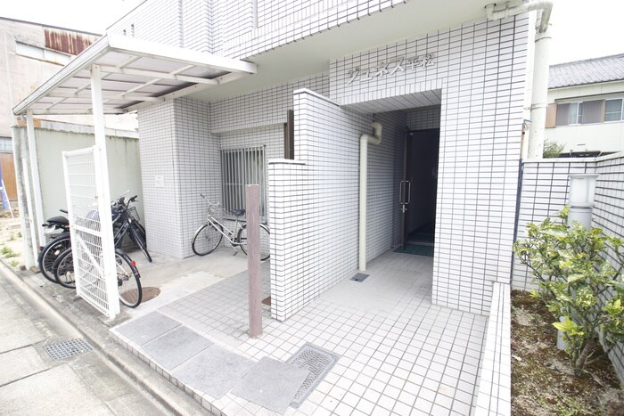 物件外観写真2　(エントランス部分)