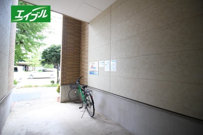 物件外観写真3　(エントランス部分)