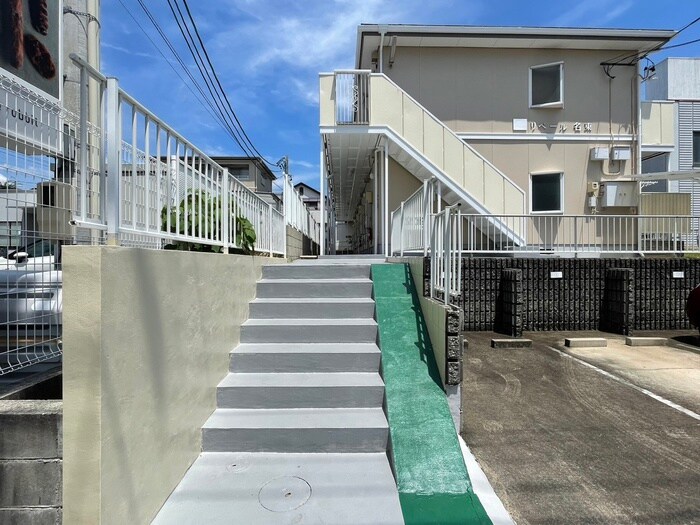 物件外観写真2　(エントランス部分)