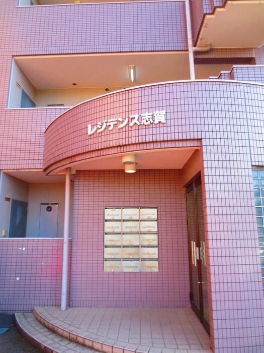 物件外観写真2　(エントランス部分)