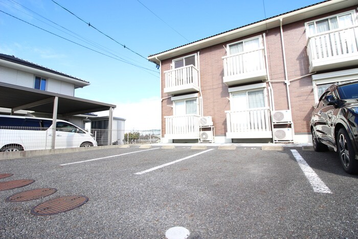 物件外観写真4　(駐車場)