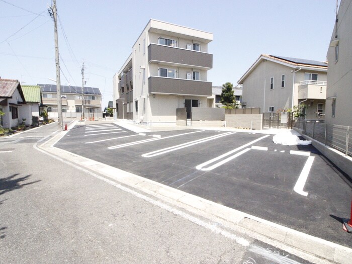 物件外観写真5　(駐車場)