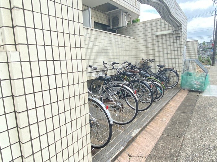物件外観写真4　(駐輪場)