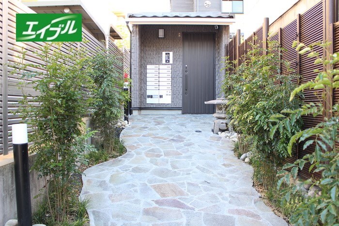 物件外観写真1　(エントランス部分)