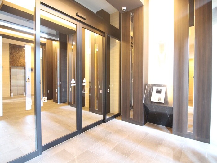 物件外観写真3　(エントランス部分)